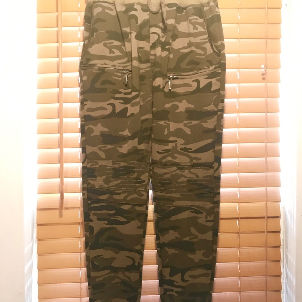 Amazing AMERICAN STITCH camo joggers. Lg  $115
